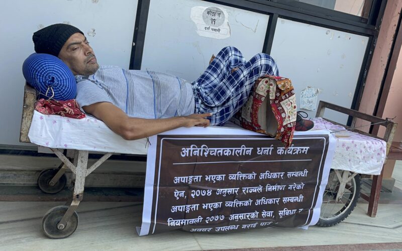 अधिकार माग्न गाउँपालिकाको दैलोमा अपाङ्ग व्यक्तिको धर्ना