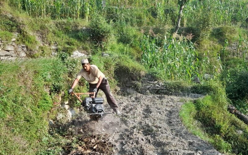 हलो छोडेर ट्याक्टर जोत्दै हिमाली जिल्लाका किसान (भिडियो सहित)