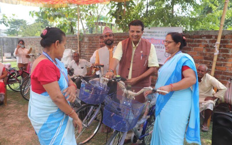 महिला स्वास्थ्य स्वंयमसेविकाहरुलाई साइकल वितरण