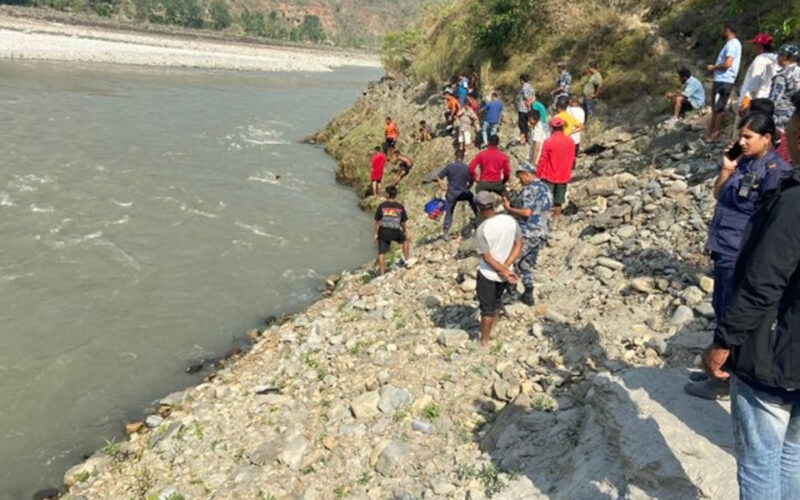 भेटिएनन् अझैपनि सुनकोशीमा बेपत्ता ३ कर्मचारीहरु